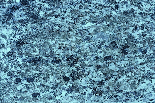 Vintage blauer Hintergrund. Grob gestrichene Wand in Saphirfarbe. Unvollkommene Ebene von blauer Farbe. Ungleichmäßiger alter dekorativer getönter Hintergrund der Cyan-Tönung. Textur von Saphirin Farbton. Ziersteinige Oberfläche.
