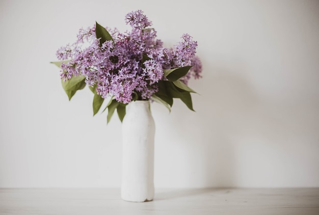 Vintage bodegón de flores lilas, primavera. Fondo de flores de jardín silenciado floral suave.