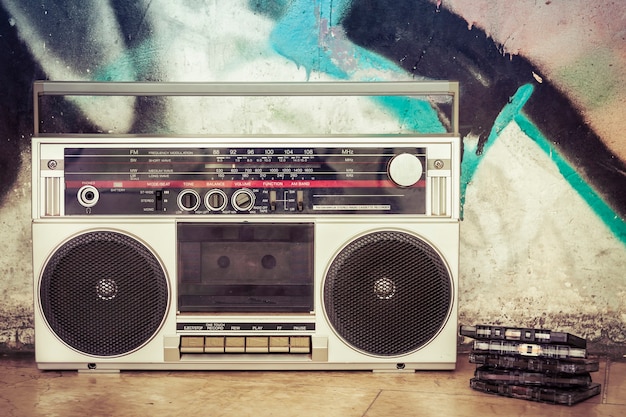 Vintage Boombox mit vielen Kassetten