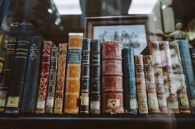 Vintage Bücher mit schäbigen Umschlägen auf dem Bücherregal