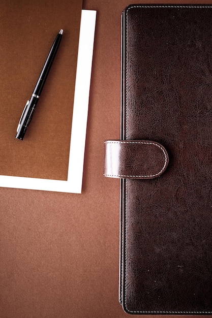 Vintage Business Aktentasche auf dem Schreibtisch Flatlay Hintergrund