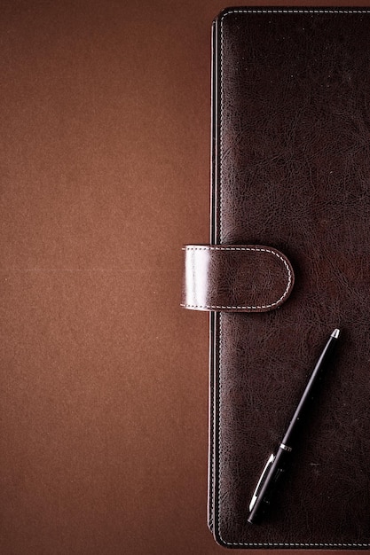 Vintage Business Aktentasche auf dem Schreibtisch Flatlay Hintergrund