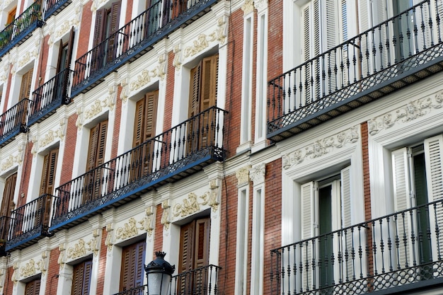 Vintage clásico balcones decorados con molduras de estuco en los edificios del centro de Madrid España