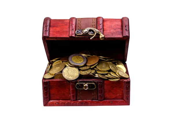 Foto vintage cofre del tesoro lleno de monedas de oro aislado sobre fondo blanco.