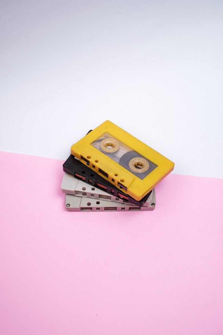 vintage cuatro un cassete con fondo rosa
