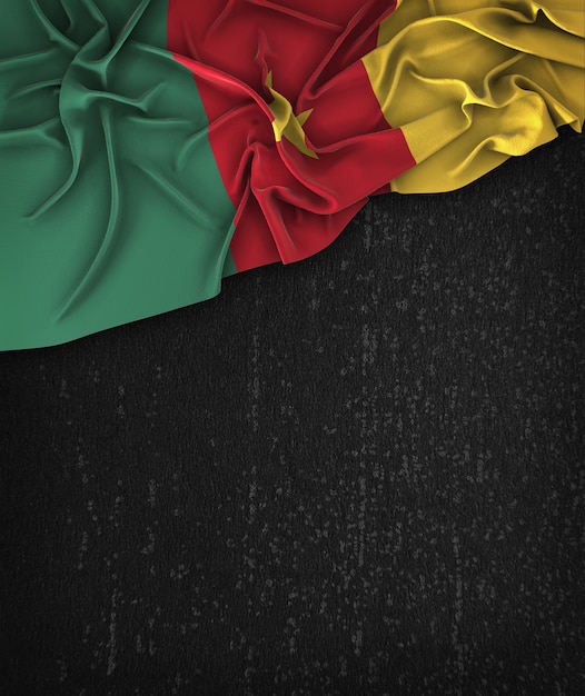 Vintage da bandeira de Camarões em um quadro preto do Grunge com espaço para o texto