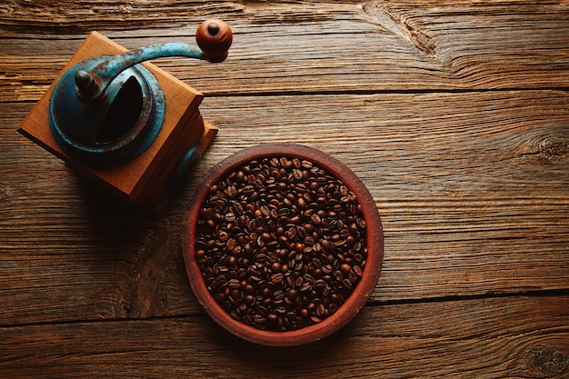 Vintage de moedor de café na tabl velho de madeira