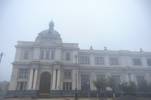 Vintage edificio de la estación de tren en tiempo de niebla.