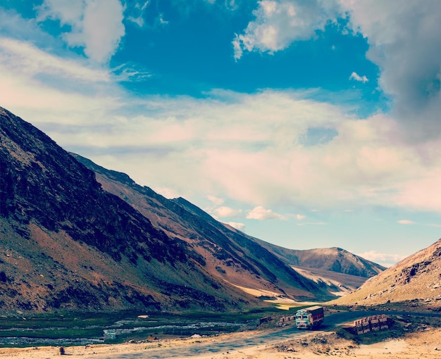 Vintage efeito retro filtrado hipster estilo imagem de viagem de caminhão indiano em ManaliLeh Road Ladakh Índia