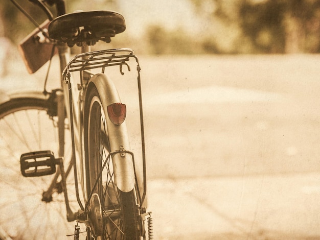 Vintage Fahrrad im Hausgarten hautnah