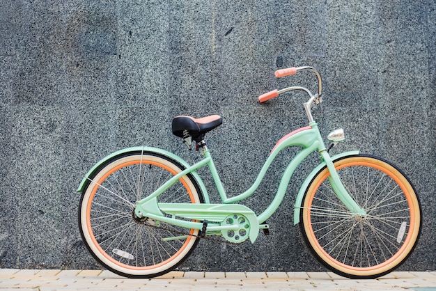 Vintage-Fahrrad. Schönes Vintage-Fahrrad, das in der Nähe der Wand steht