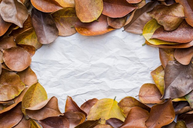 Vintage-Farbton Stapel trockener Blätter im Herbst-Hintergrund