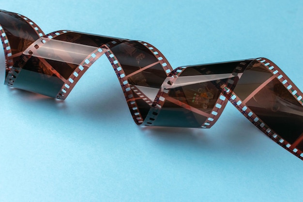 Vintage-Filmstreifen auf blauem Hintergrund, die Nostalgie und filmische Kunst einfangen