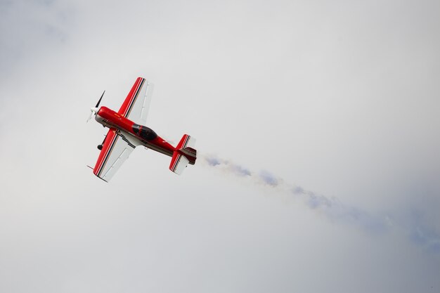 Vintage Flugzeug mit blauem Rauch