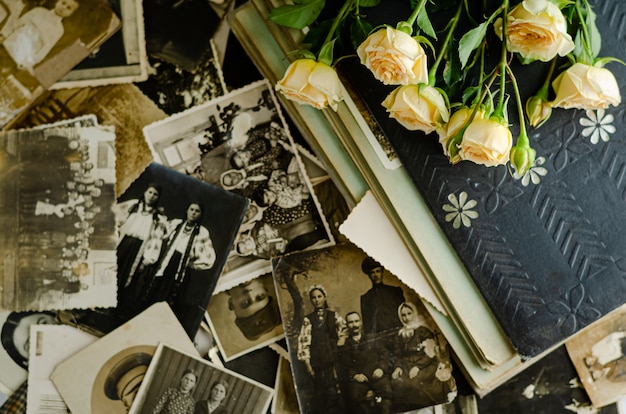 Vintage Fotoalbum mit Familienfotos. Lebenswerte und Generationenkonzept.