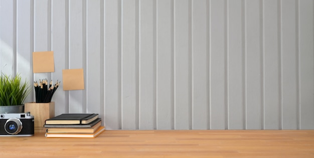 Vintage fotógrafo lugar de trabajo con cámara y espacio de copia en mesa de madera blanca pared de tablones