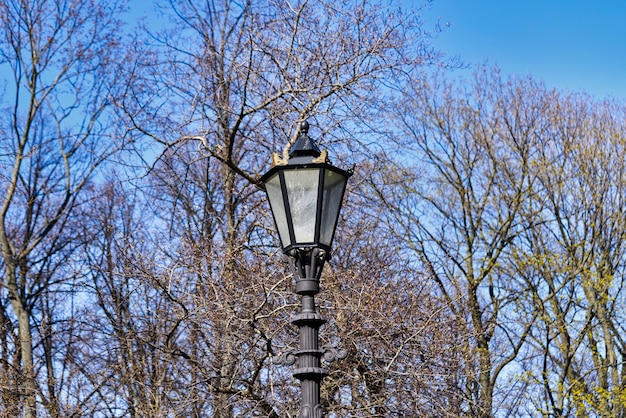 Vintage Gasstraßenlaterne auf einem Hintergrund des blauen Himmels