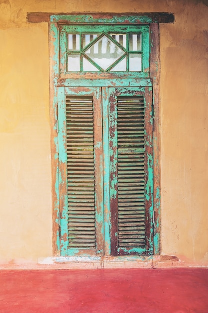 Vintage gealterte alte Haustür und Fenster
