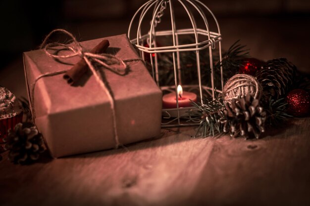 Vintage Geschenkbox und Kerze auf einem Weihnachtshintergrund