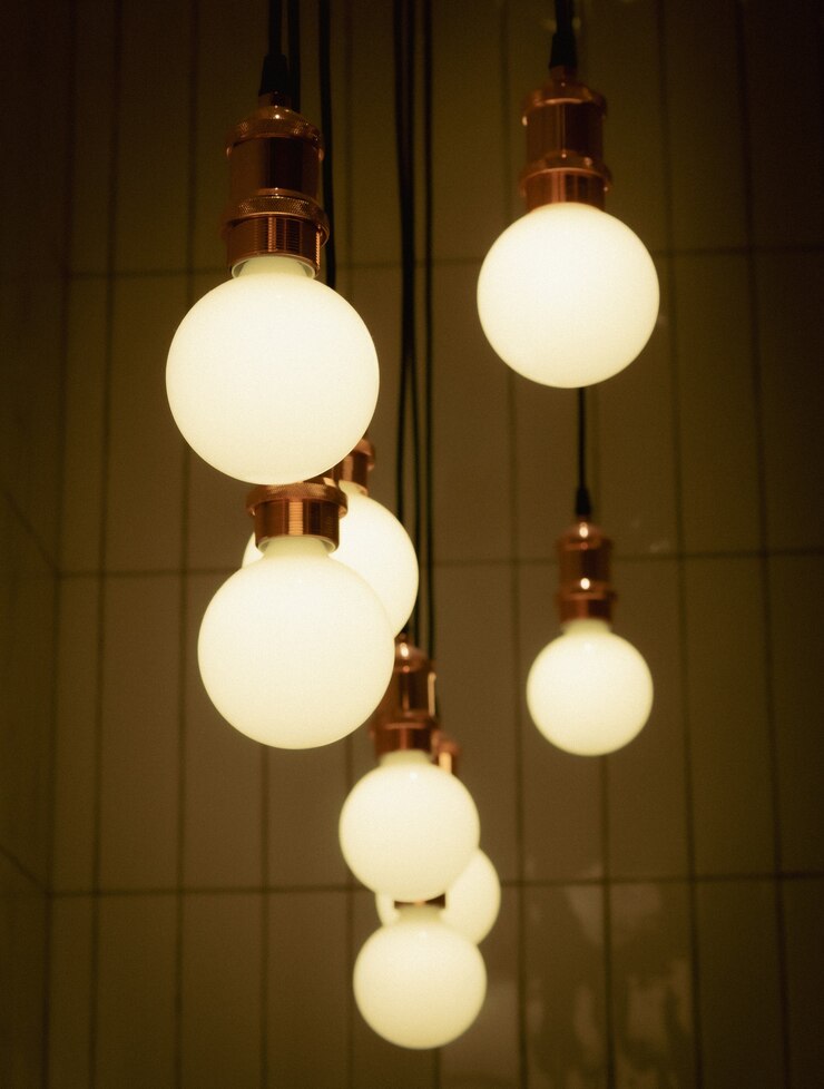 Foto vintage glühbirne an der decke des raumes installiert