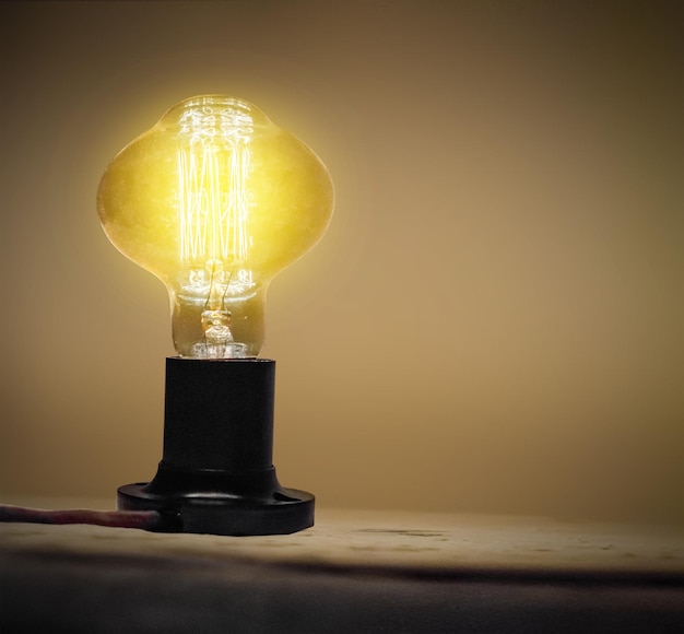 Vintage Glühlampe leuchtet gelbes Licht