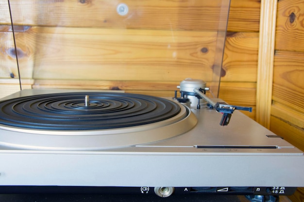 Vintage grauer Vinyl-Plattenspieler-Disc-Player auf dem Tisch