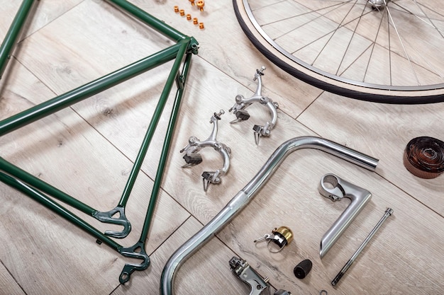Vintage grüner Fahrradrahmen und Draufsicht der Teile