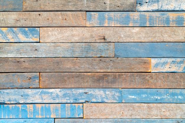 Vintage, hermoso panel / pared de madera con pintura azul pelada, desgastada - textura de madera, agujeros para clavos