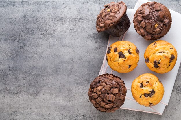 Vintage Hintergrund des Schokoladenmuffins, selektiver Fokus.