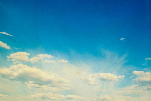 Vintage Hintergrund im blauen Himmel mit Wolken