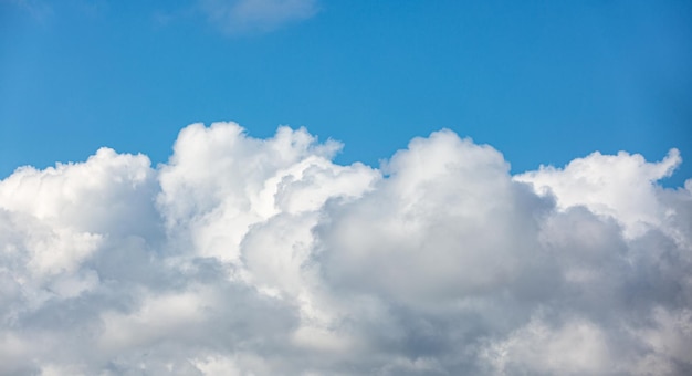 Vintage Hintergrundwolke gegen blauen Himmel und Textur