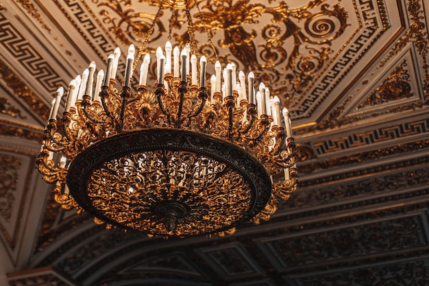 Vintage historischer goldener königlicher Kronleuchter im Hermitage-Museum Berühmter historischer Ort