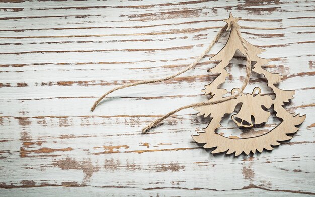 Foto vintage holz weihnachtsbaum schnur auf holzbrett feiern konzept