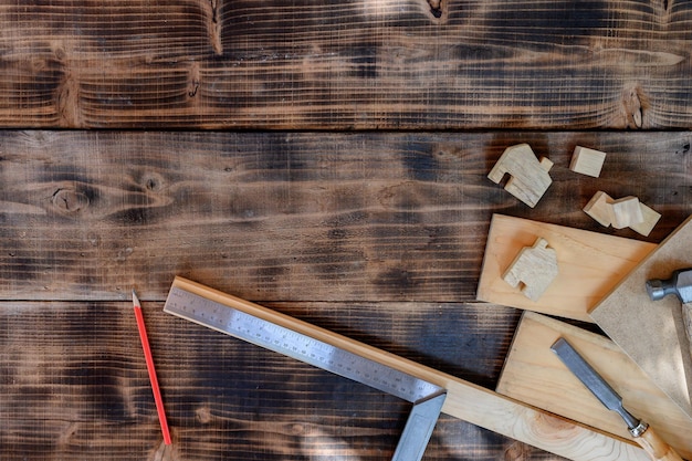 Vintage Holzbearbeitungsgeräte für Heimwerker und Arbeitsgeräte für Schreiner und Handwerk. Labor Day-Konzept mit flachem Holzhintergrund.