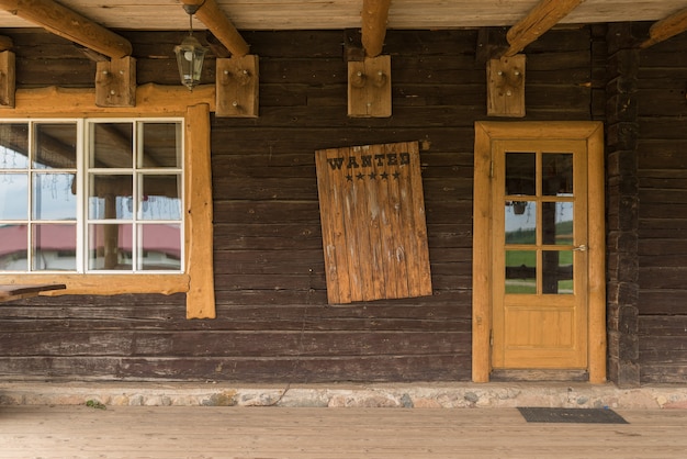 Vintage Holzschild mit einer Inschrift über die Suche und Belohnung