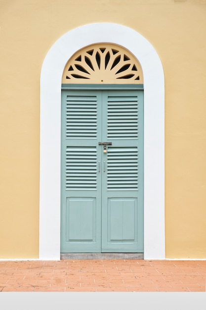 Foto vintage janela verde e porta na parede amarela