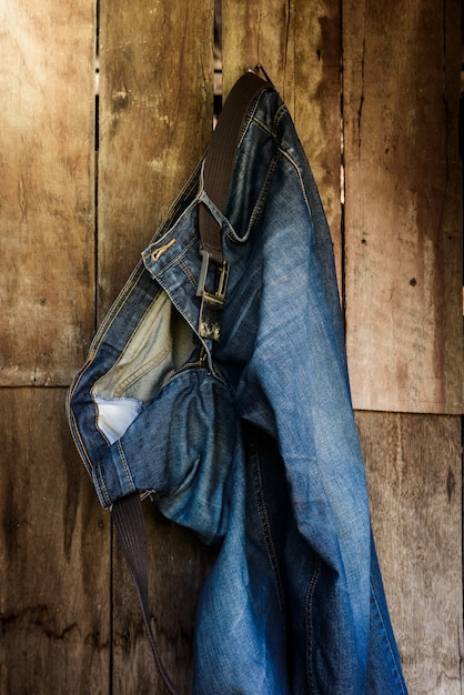 Vintage, Jeans an der Wand hängen