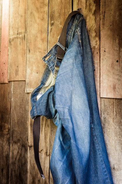 Vintage, jeans colgados en la pared