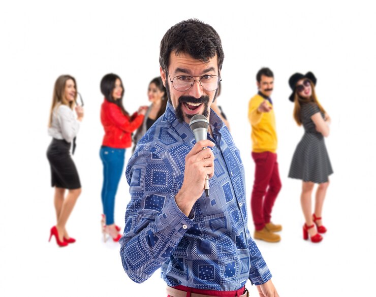 Foto vintage jovem cantando com microfone