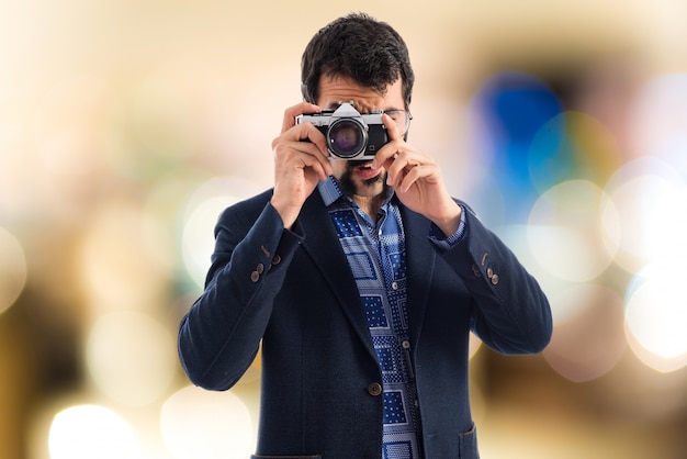 Vintage joven fotografiando en fondo desenfocado