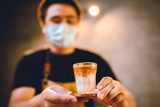 Foto vintage-kaffee-tropffilter-stil und langsames bar-café zum zubereiten eines alkoholfreien kaffee- oder teegetränks