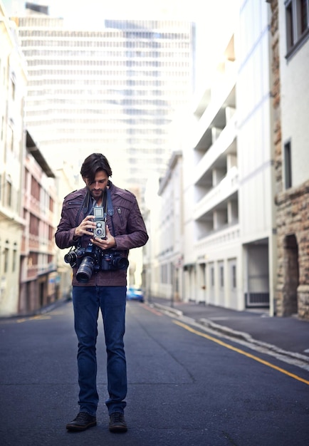 Vintage-Kamera und Fotograf reisen in der Stadt zum Fotoshoot mit Ausrüstung, um auf der Straße zu filmen Kreative Fotografie und Kameramann arbeiten mit Retro-Objektiven, um städtische Medien im Freien auf der Straße aufzunehmen