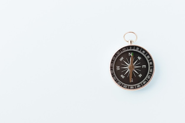 Vintage-Kompass auf hellblauem Hintergrund Reise- und Abenteuerkonzept Flache Ansicht von oben