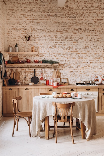 Vintage Kücheneinrichtung mit Holzmöbeln