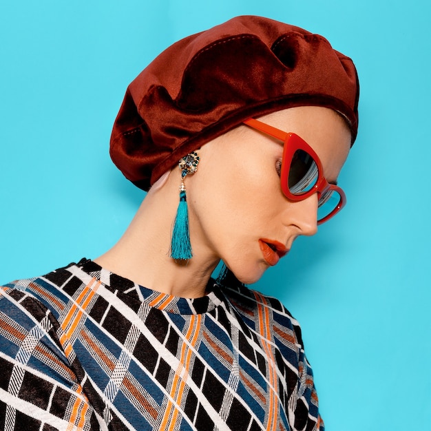 Vintage Lady in Mode-Accessoire-Barett und Brille. Ohrringe. Retro-Stil