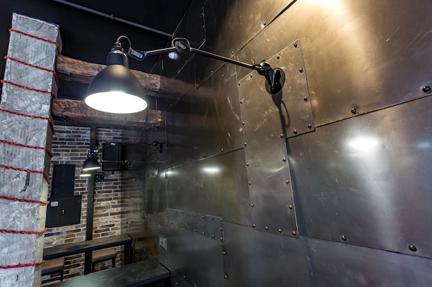 Vintage-Lampe im schwarzen Loft-Interieur des Cafés
