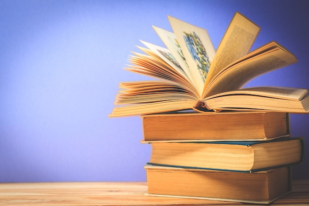 Vintage libros antiguos sobre la mesa de la terraza de madera