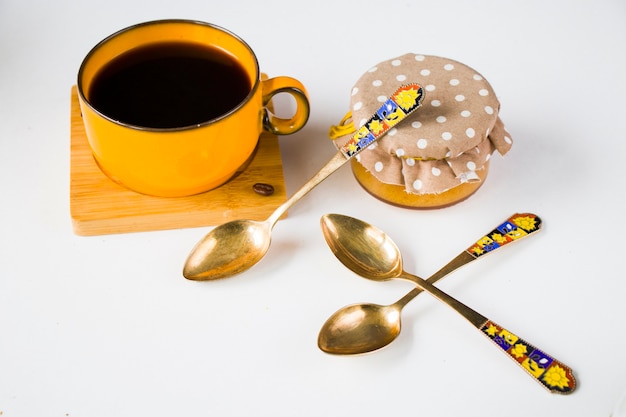 Vintage Löffel, Besteck, schwarze Kaffeetasse auf dem Tisch