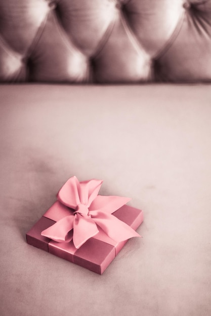 Vintage-Luxus-Urlaub erröten rosa Geschenkbox mit Seidenband und Bogen Weihnachten oder Valentinstag Dekor