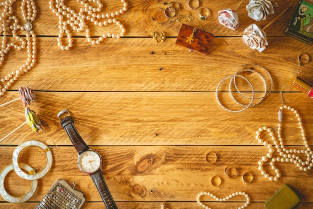 Vintage Objekte und Schmuck in einem Holztisch mit Kopierraum in der Mitte.